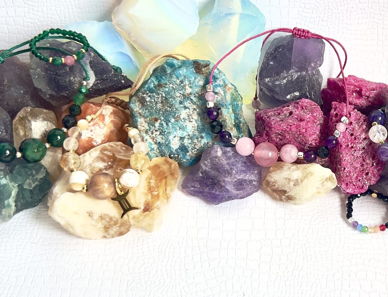 Zespół Moenii podczas pracy z kamieniami