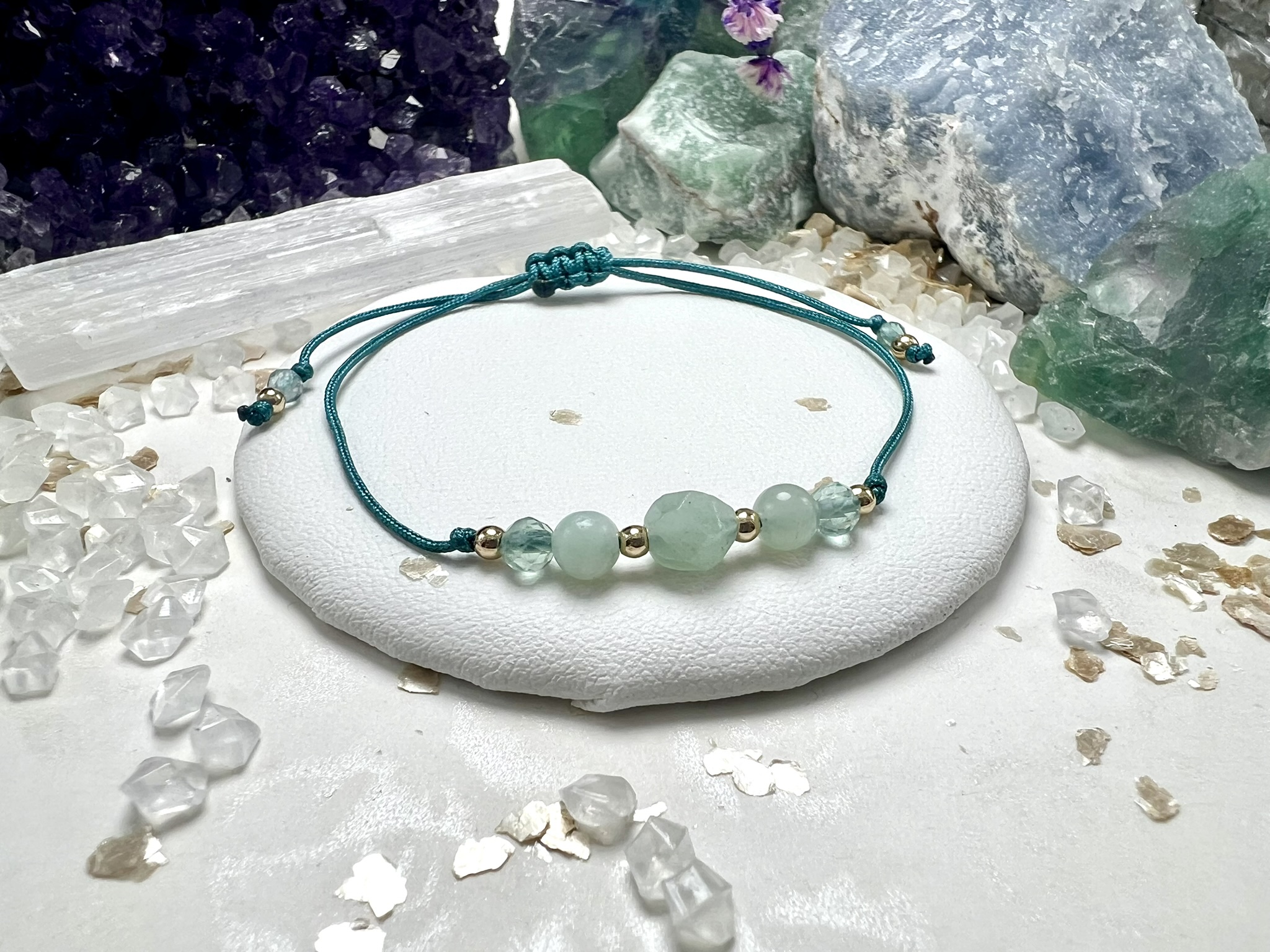 Bransoletka Spokoju Oceanów z amazonitu i fluorytu morskiego na morskim sznurku.