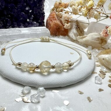 Bransoletka Światła i Obfitości z cytrynu na sznurku w odcieniu ecru.