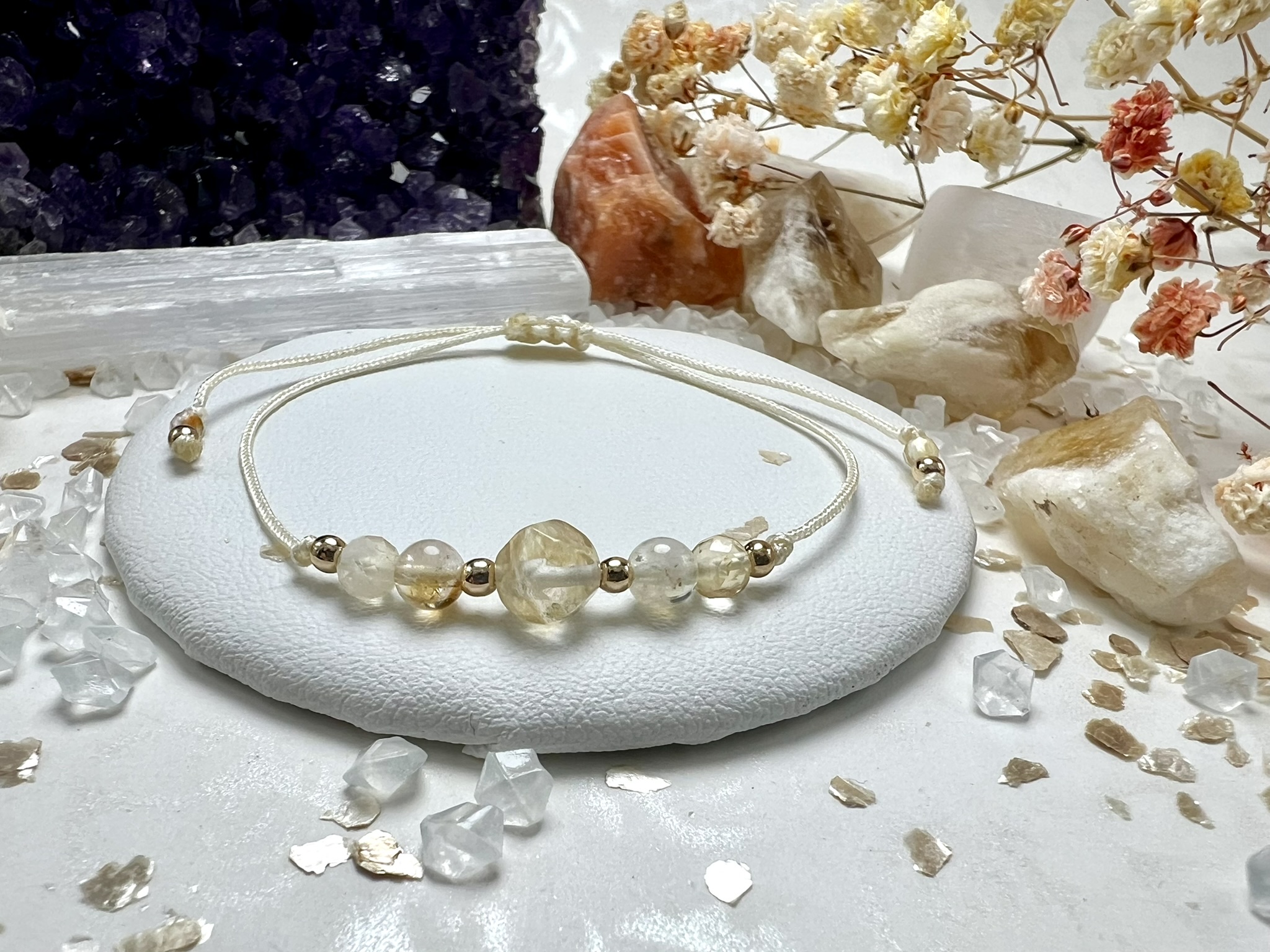 Bransoletka Światła i Obfitości z cytrynu na sznurku w odcieniu ecru.