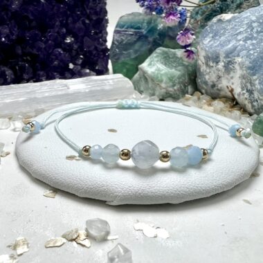 Bransoletka Oddechu Morza z akwamarynu na jasnobłękitnym sznurku.