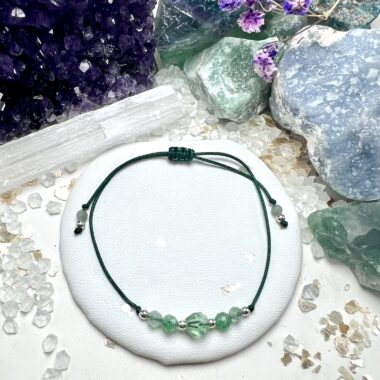 Bransoletka Zielonej Harmonii z fluorytu i awenturynu zielonego na ciemnozielonym sznurku.