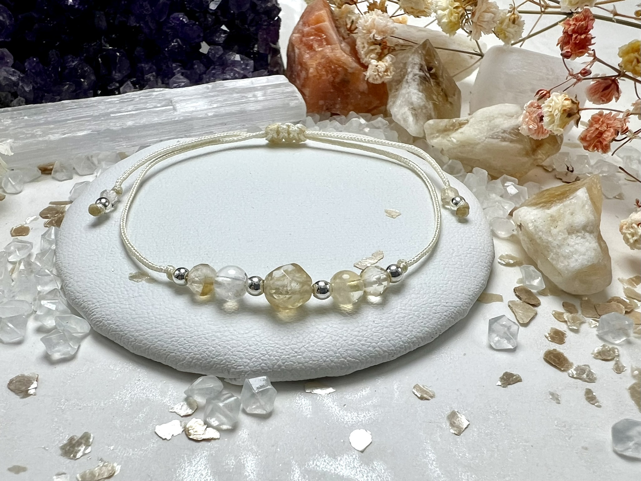 Bransoletka Promień Słońca z cytrynu na sznurku w odcieniu ecru.