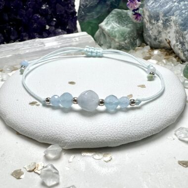 Bransoletka Ciszy Oceanu z akwamarynu na jasnobłękitnym sznurku.