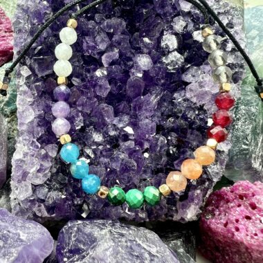 Zbliżenie bransoletki Harmonii Energii w srebrnych detalach.