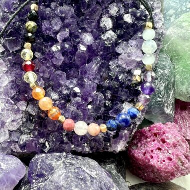 Zbliżenie bransoletki Równowagi Czakr w srebrnych detalach.