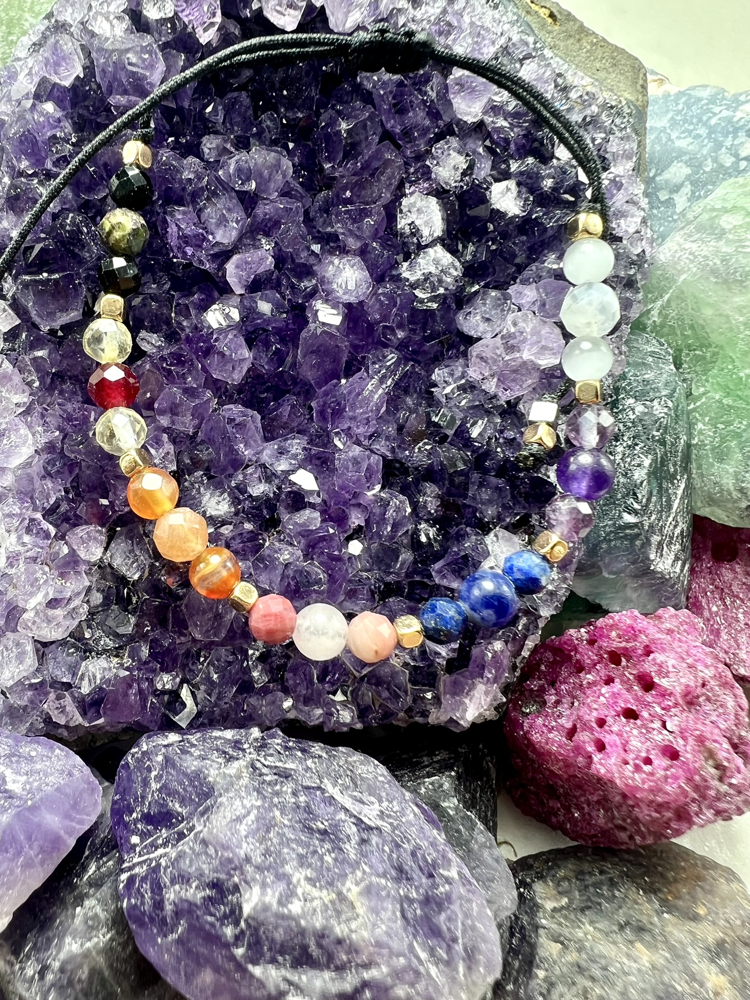 Zbliżenie bransoletki Równowagi Czakr w srebrnych detalach.