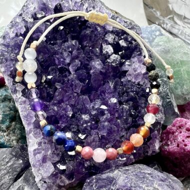 Zbliżenie bransoletki Spokoju Czakr w srebrnych detalach.