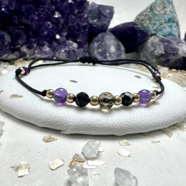 Bransoletka Tarcza Spokoju z czarnym sznurkiem i srebrnymi przekładkami.