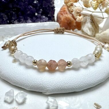 Zbliżenie bransoletki Słonecznej Harmonii na beżowym sznurku.