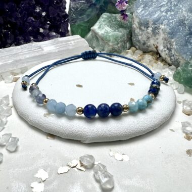 Zbliżenie bransoletki Klarownego Umysłu na granatowym sznurku.