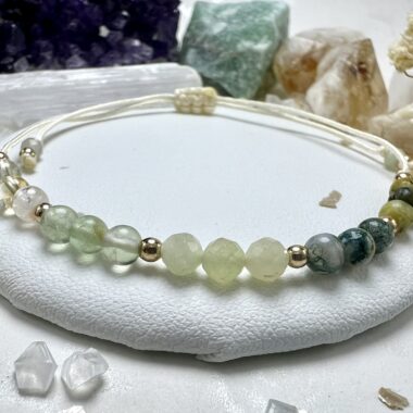 Bransoletka Kreatywnego Przebudzenia w świetle dnia – symbol inspiracji i harmonii.