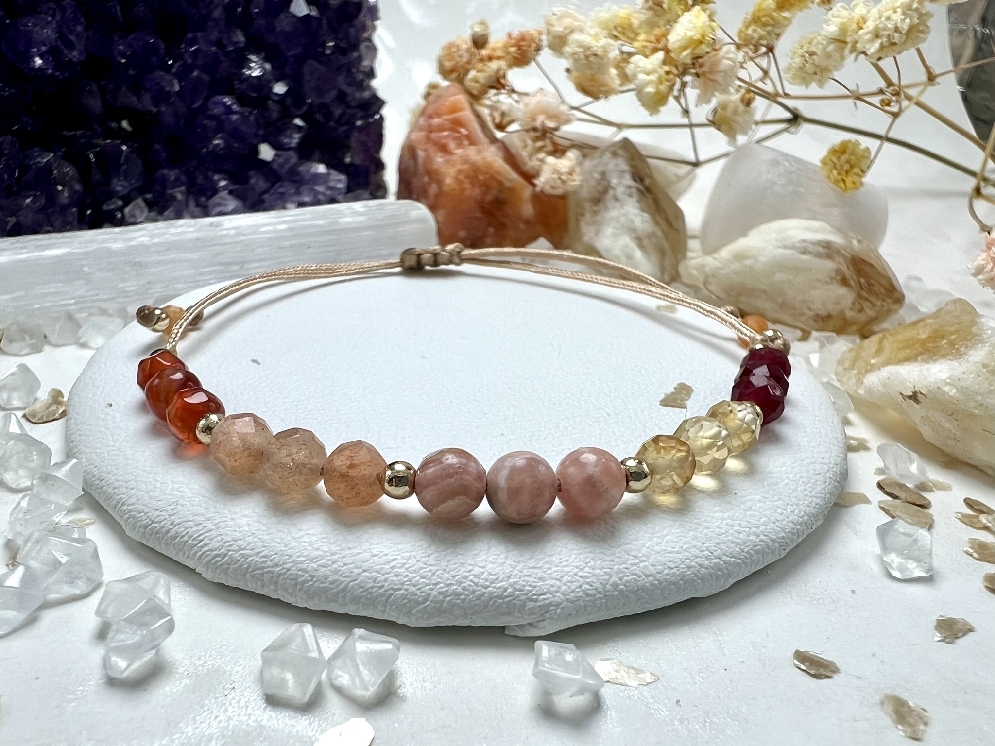 Bransoletka Artystycznej Wizji z Karneolu i Kamienia Słonecznego.