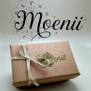 Małe opakowanie Moenii ze złotym logo i złotą wstążką.